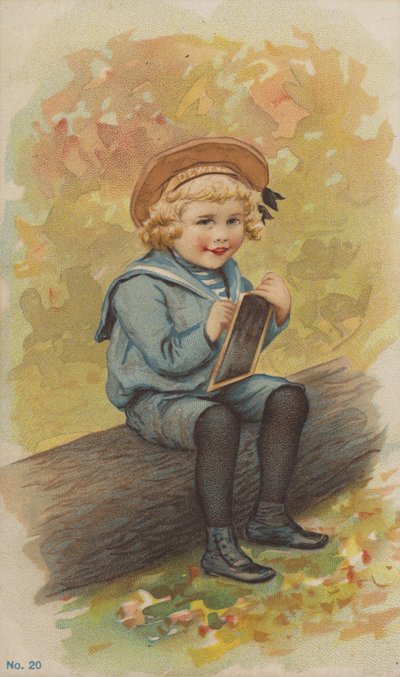 Lille dreng i sømandsdragt sidder på log og laver sine lektier af American School